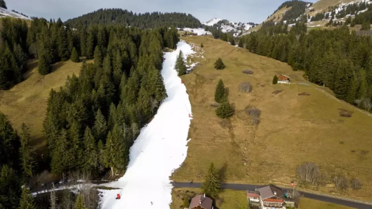 Pârtiile din Alpi, lipsite de zăpadă din cauza temperaturilor ridicate. Peisaj de toamnă și în Munții Bucegi