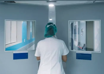 Asistenta din Focșani care a înjurat o mamă venită cu bebelușul la Spitalul Judeţean a fost concediată. „Îi găsește dracii numai la ora asta să vină”