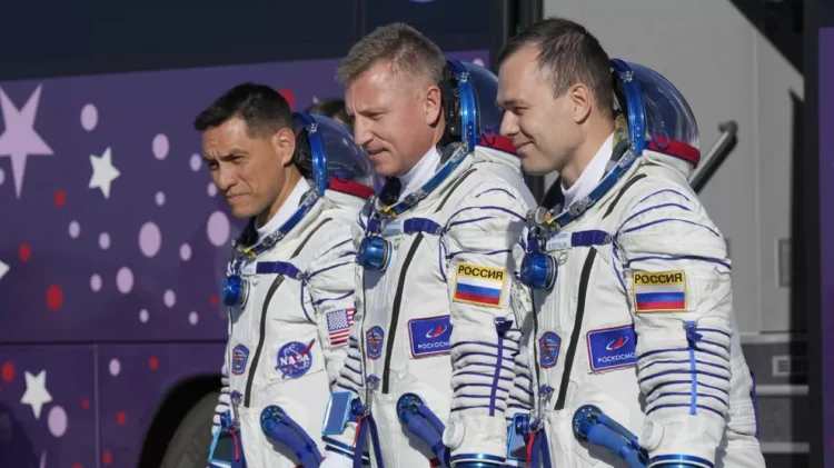 Rusia va trimite o misiune de salvare pentru trei cosmonauți blocați în spațiu după ce capsula lor a fost lovită de un micrometeorit
