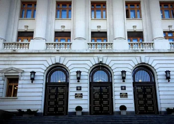 Rata creditelor neperformante a scăzut, în ciuda creșterii dobânzilor și a scumpirii traiului zilnic. Explicația unui economist