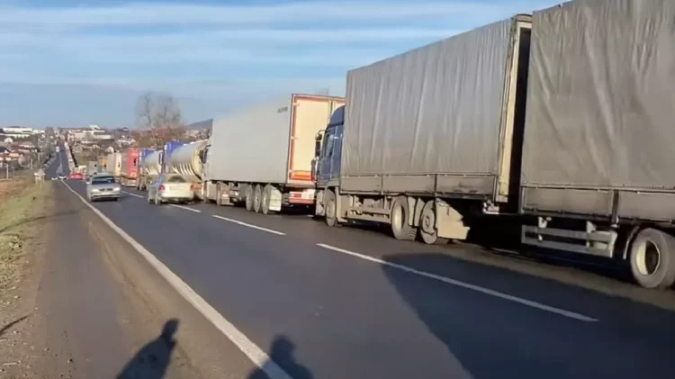 Coloană de camioane de 25 de kilometri, la Vama Siret. Șoferii așteaptă 15 ore ca să iasă din țară