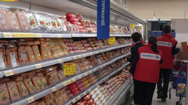 Carrefour va îngheța prețurile pentru 100 de produse în Franța, nu și în România. Explicația companiei