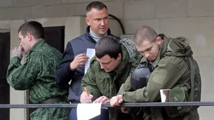 Centrele de recrutare din Moscova cer poliției să treacă rușii care se sustrag de la înrolare pe lista persoanelor date în urmărire
