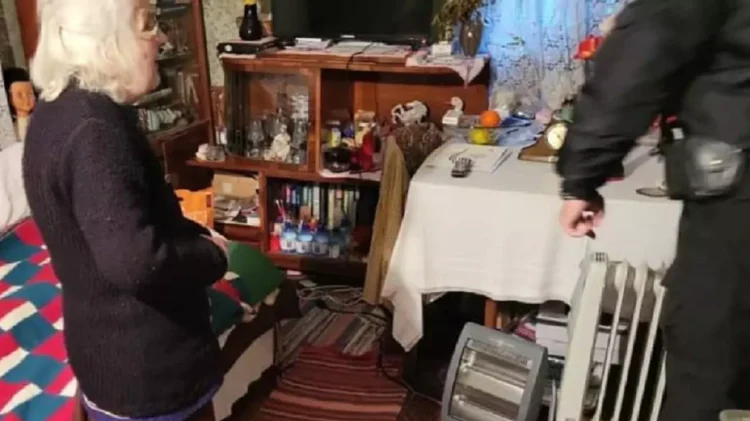 Bătrâna din Constanța care a sunat la 112 de frig și singurătate a ajuns la spital. Angajatele de la Asistenţă Socială, acuzate că au țipat la ea