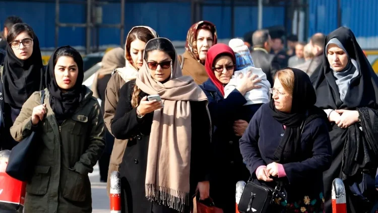 Iranul instalează camere de supraveghere în locuri publice pentru a identifica și pedepsi femeile care nu poartă vălul islamic