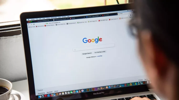 În așteptarea mesajului lui Putin, rușii au căutat pe Google „cum să scapi de armată” și „cum să pleci din Rusia”