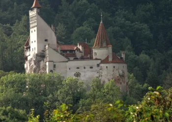 Atrași de fascinația petrecerii de Halloween a miliardarilor, clienții de publicitate au pus deja panouri electronice mobile la Bran 