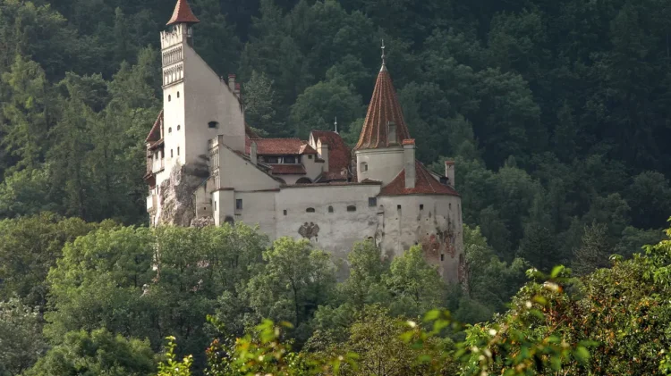 Atrași de fascinația petrecerii de Halloween a miliardarilor, clienții de publicitate au pus deja panouri electronice mobile la Bran 