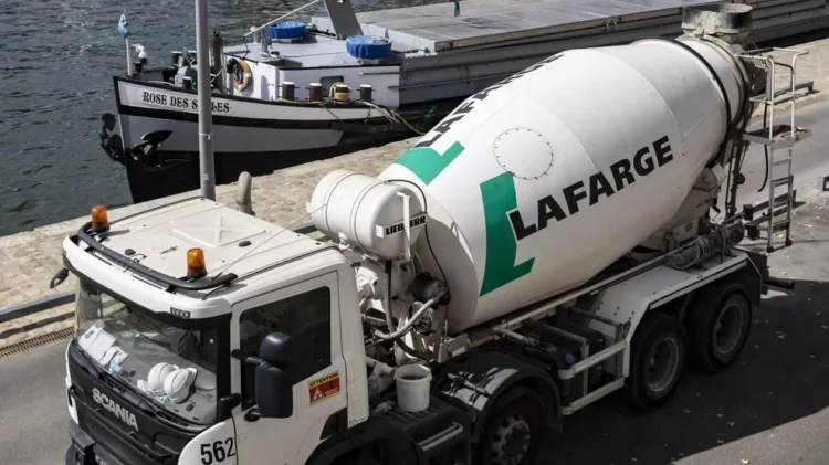 Ca să-și păstreze profitul în Siria, producătorul de ciment francez Lafarge a dat mită către ISIS chiar când teroriștii executau oameni