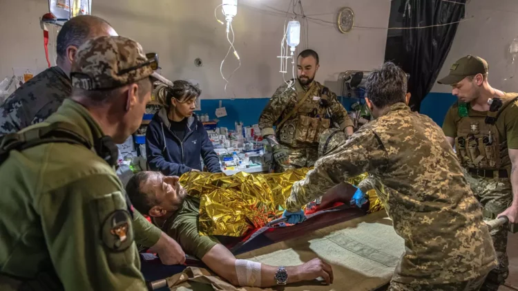 Cum sunt tratați medicii care au ajuns prizonieri la ruși. „50 de oameni într-o celulă de șase locuri. Mizerie, miros îngrozitor, nicio fereastră”