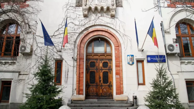 Cine retrage titlul de doctor al unui plagiator, potrivit noului proiect de lege a educației. Pedepsele pe care le primesc universitățile care îi girează