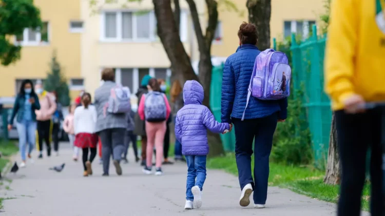 Când părinții o iau razna, cineva e cazul să le-o spună – școala nu trebuie să cânte cum vor ei