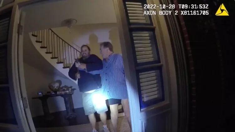 Imaginile surprinse de camerele video de la intervenția poliției la atacul violent asupra soțului lui Nancy Pelosi au fost făcute publice
