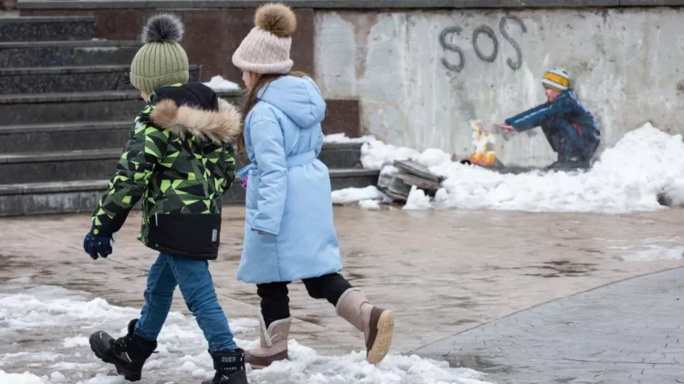 Kievul acuză Rusia că răpește copii din Ucraina pentru a-i exploata sexual. „Un băiat, la schimb pentru 3.200 de euro”