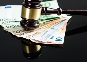 Raiffeisen Bank e obligată să restituie peste 19 milioane de euro diferențe de dobânzi încasate de la mai mult de 9.000 de clienți