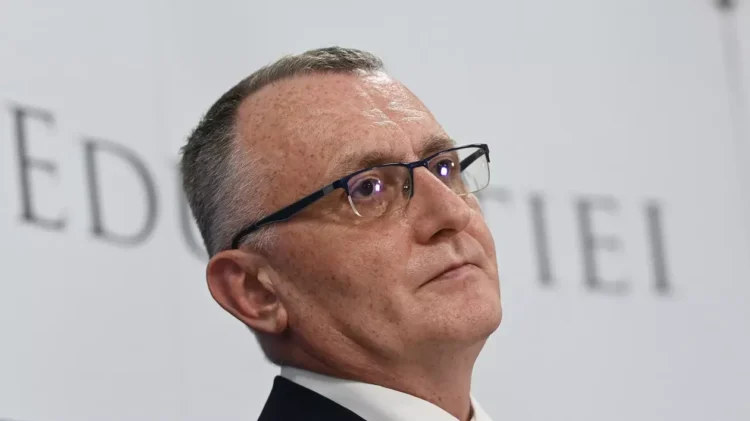 Emilia Șercan publică plagiatul comis de ministrul educației, Sorin Cîmpeanu, care și-a însușit 92 de pagini din munca a doi profesori într-un curs universitar. Apoi le-a furat de tot lucrarea, semnându-se el