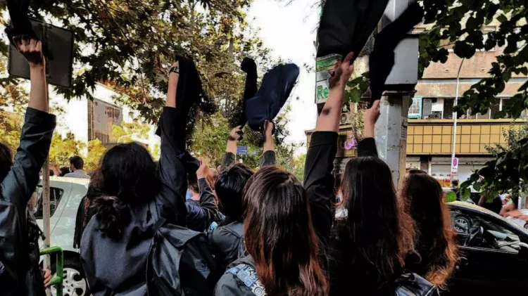 „E dreptul meu la o viață bună și nimeni nu-l poate lua, decât dacă mă omoară”. Tinerii din Iran vor să meargă cu protestele până la capăt