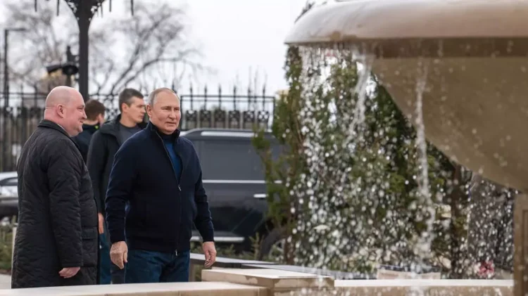 Vladimir Putin, vizită în orașul ocupat Mariupol, distrus de bombele sale. „Președintele rus a analizat lucrările de restaurare” 🤣