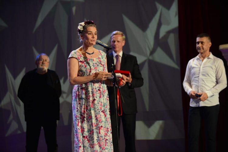 FITS a îmbrăcat haine de Gală