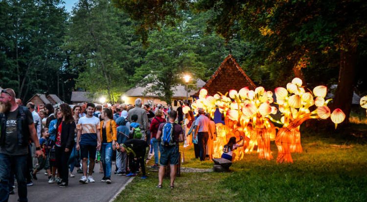 FITS recomandă o plimbare nocturnă în Muzeul satului