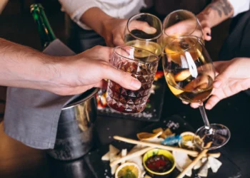 Consumul de alcool creşte riscul de accidente de mașină, sinucideri și omucideri în rândul tinerilor – Financiarul