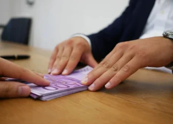 Statul depinde de împrumuturi: unul din patru lei cheltuiți de la buget este împrumutat; a doua sursă de venituri bugetare Statul depinde de împrumuturi: unul din patru lei cheltuiți de la buget este împrumutat; a doua sursă de venituri bugetare