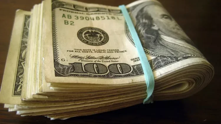 Cine are de câștigat din scumpirea dolarului: românii care se îmbogățesc pe timp de criză