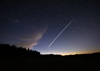 VIDEO Sateliții lui Elon Musk fac valuri pe cerul României: imaginile fascinante provocate de Starlink