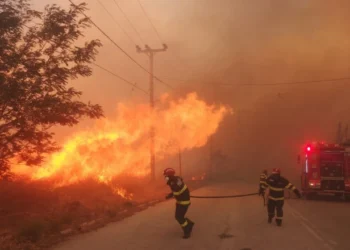 VIDEO & FOTO Incendiu uriaș în apropiere de Atena. Pompierii români luptă cu flăcările alături de cei din Grecia