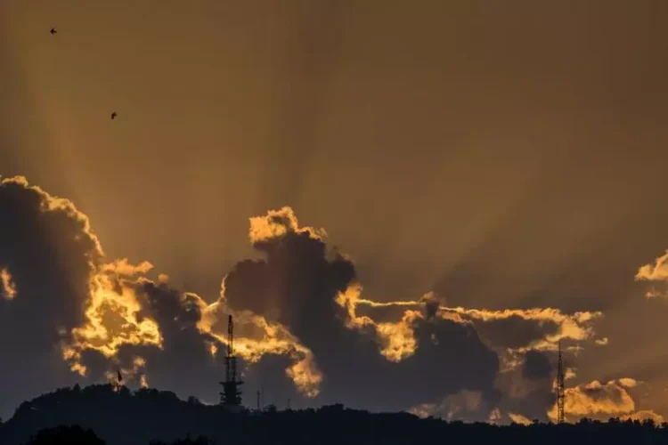 Cod portocaliu de instabilitate atmosferică în nordul Olteniei şi al Munteniei şi în Carpaţii Meridionali şi de Curbură, joi