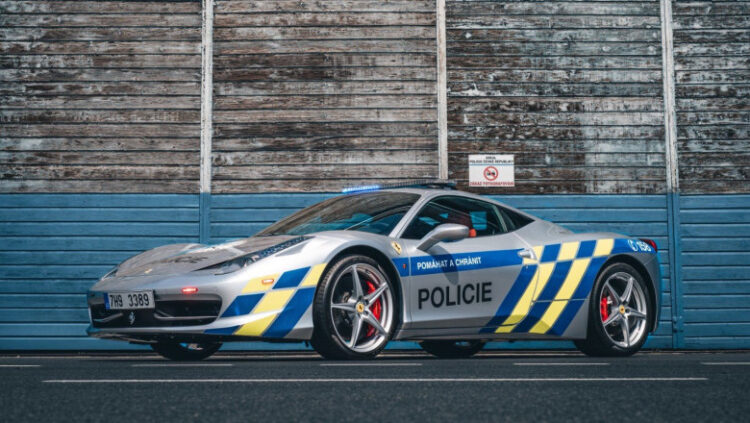 Poliția cehă a transformat un Ferrari confiscat de la infractori în mașină de urmăriri pe șosele