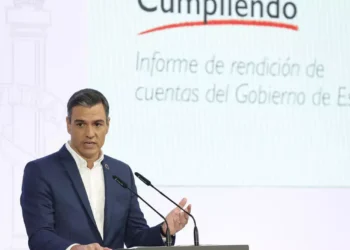 Pedro Sanchez le-a cerut spaniolilor să nu mai poarte cravată pentru a putea salva energie în timpul caniculei