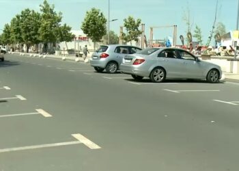 Turiștii și localnicii sunt revoltați de taxa de parcare din Mamaia. Primarul propune să fie eliminată pe timpul nopții