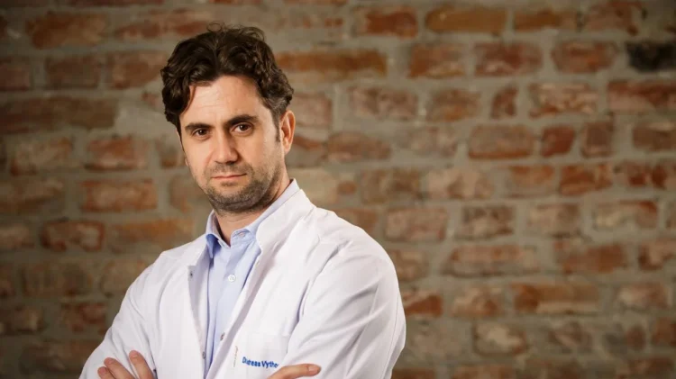 După 18 ani petrecuți la București, un cunoscut medic grec vorbește despre defectele românilor: „Considerați prea mult că tot ce vine din afară este bun! Și nu aveți încredere în voi”