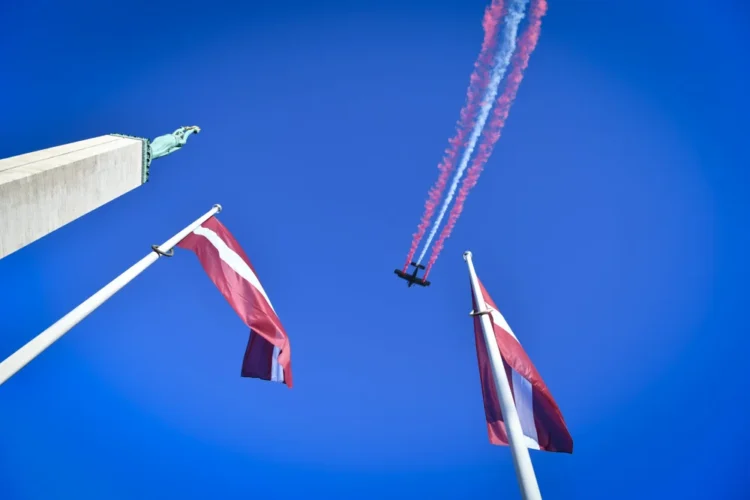 Letonia a livrat Ucrainei şase obuziere şi patru elicoptere