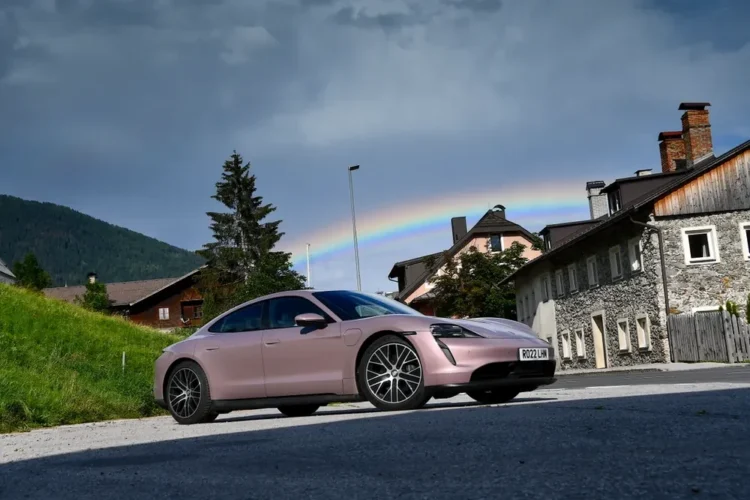 Modelul electric Porsche Taycan a mai stabilit un record: a traversat 14 țări în doar 24 de ore!