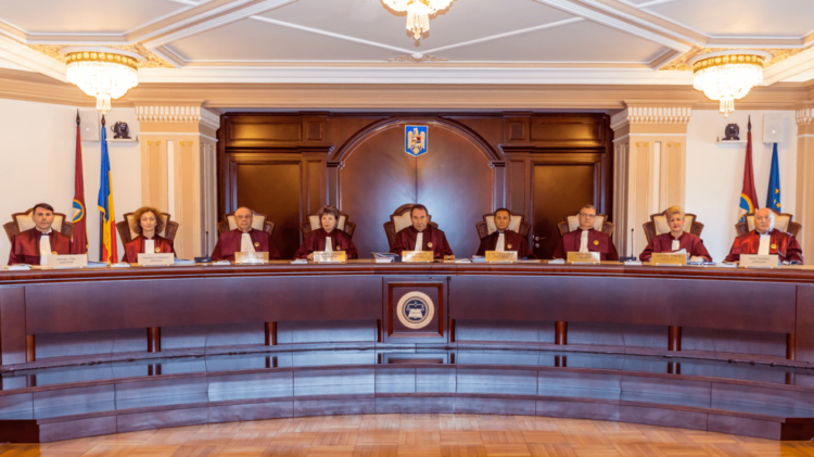 Pensii mai mari decât salariile pentru cinci dintre judecătorii CCR, care cumulează cele două venituri