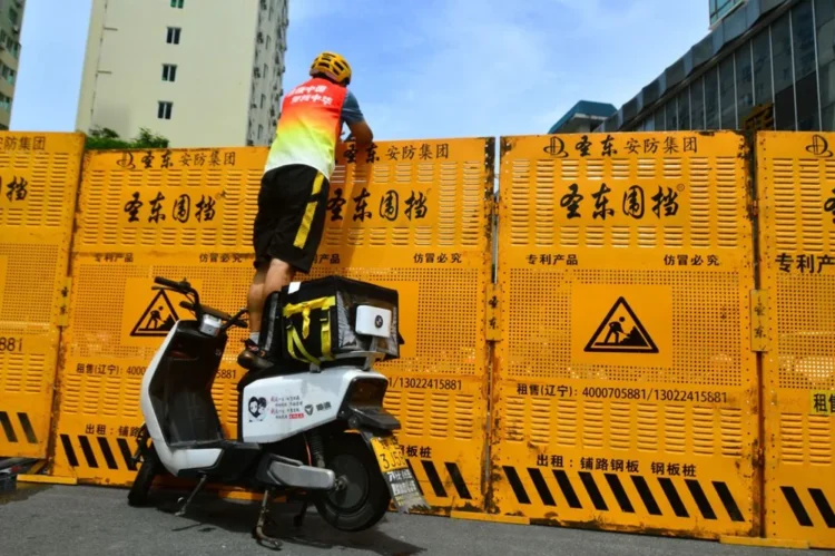 Mai multe orașe din China vin cu noi restricții COVID. Milioane de persoane sunt în continuare blocate