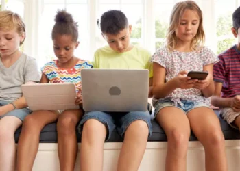YouTube-ul a înlocuit „joaca afară”: cât timp petrec copiii în fața ecranului