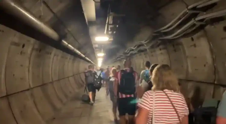 VIDEO: Pasagerii forțați să meargă de-a lungul Eurotunnel-ului după ce trenul în care călătoreau s-a defectat