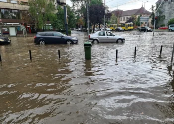 Ploi torențiale și inundații. Turnul lui Ștefan cel Mare din Piatra Neamț a fost lovit de trăsnet, în Oradea nu s-a mai putut circula