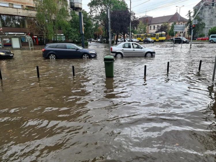 Ploi torențiale și inundații. Turnul lui Ștefan cel Mare din Piatra Neamț a fost lovit de trăsnet, în Oradea nu s-a mai putut circula
