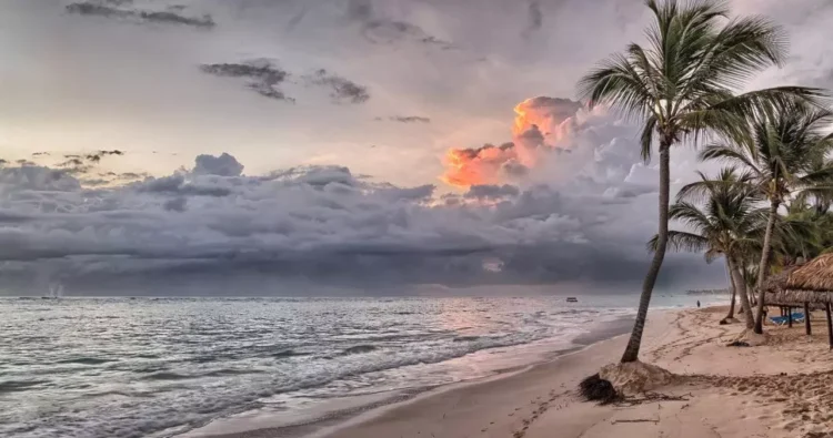 Aproape 80.000 de turiști au rămas blocați pe o insulă din cauza unui focar de COVID