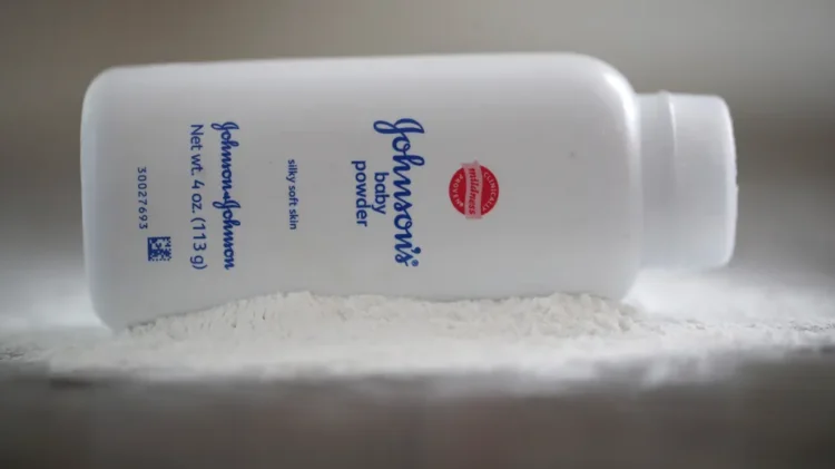 Johnson & Johnson va înceta să mai vândă pudră pentru copii pe bază de talc: de ce acest produs popular a fost mereu implicat în controverse?