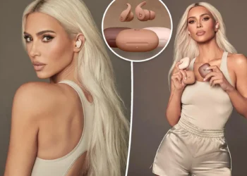 Kim Kardashian și noile accesorii Apple! Cum arată Beats x Kim, căștile wireless Beats Fit Pro