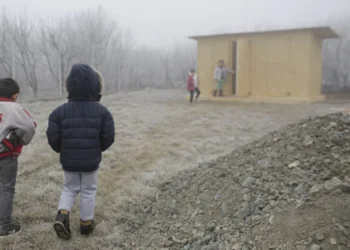 Premierul Nicolae Ciucă nu mai vrea toalete în curtea școlii