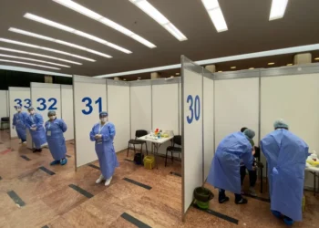 Vrei să te vaccinezi cu doza 4? Sună un prieten. Sau, preferabil, cinci. „Ministerul Sănătății s-a spălat pe mâini”