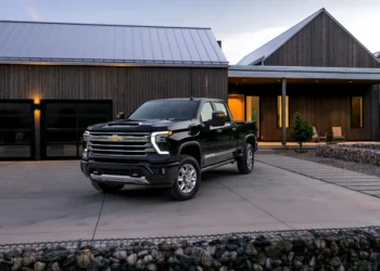 Noul Chevrolet Silverado HD vine cu un design revizuit și cu un motor diesel îmbunătățit
