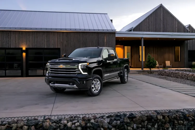 Noul Chevrolet Silverado HD vine cu un design revizuit și cu un motor diesel îmbunătățit Noul Chevrolet Silverado HD vine cu un design revizuit și cu un motor diesel îmbunătățit