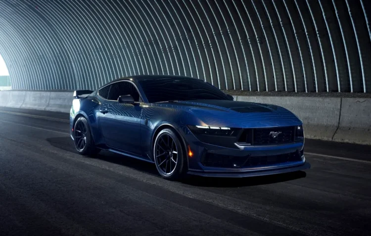 Ford prezintă noul Mustang Dark Horse, o versiune dedicată performanței pe circuit
